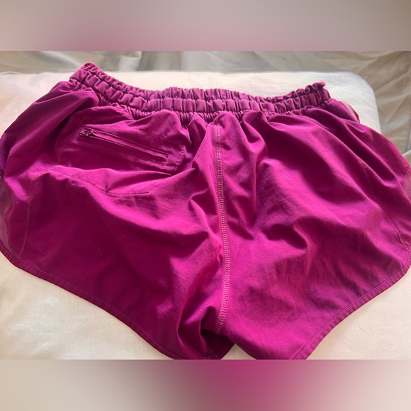 Lululemon hottie hots size 6 inseam 4’ in raspberry - Picture 1 of 6
